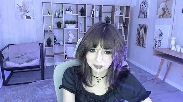 Snapshot of CrystallBloom chatting on October 28, 4:17 pm CrystallBloom online show from October 28, 4:17 pm