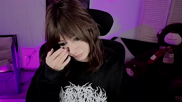 Snapshot of CrystallBloom chatting on February 8, 2:15 pm CrystallBloom online show from February 8, 2:15 pm