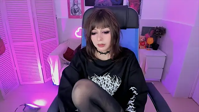 Snapshot of CrystallBloom chatting on November 5, 4:10 pm CrystallBloom online show from November 5, 4:10 pm