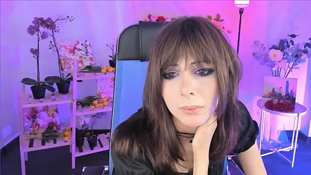 Snapshot of CrystallBloom chatting on December 21, 7:26 pm CrystallBloom online show from December 21, 7:26 pm