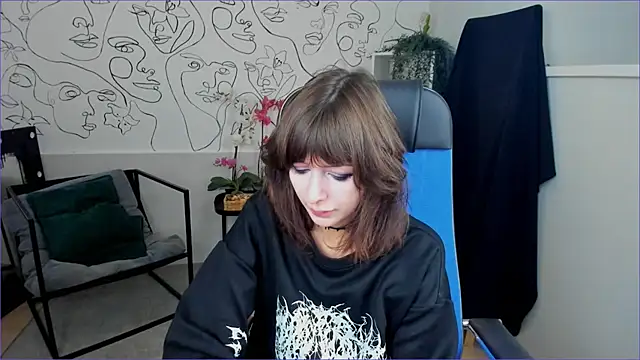 Snapshot of CrystallBloom chatting on September 30, 2:06 am CrystallBloom online show from September 30, 2:06 am