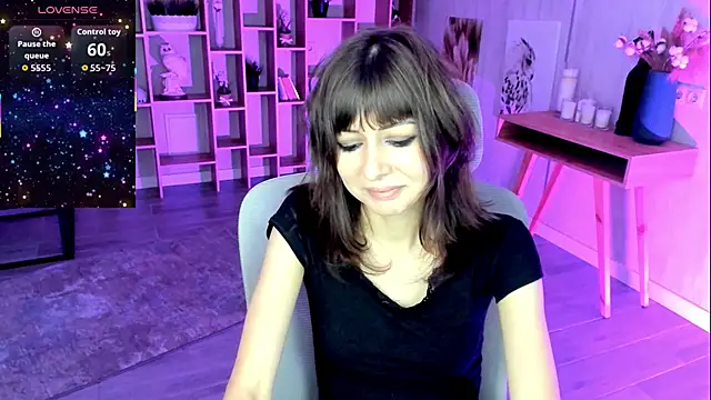 Snapshot of CrystallBloom chatting on November 10, 1:16 pm CrystallBloom online show from November 10, 1:16 pm