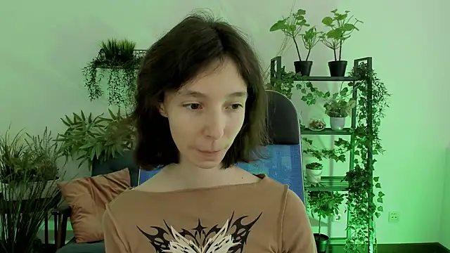 Snapshot of EmmanuellBrown chatting on December 16, 10:08 am EmmanuellBrown online show from December 16, 10:08 am