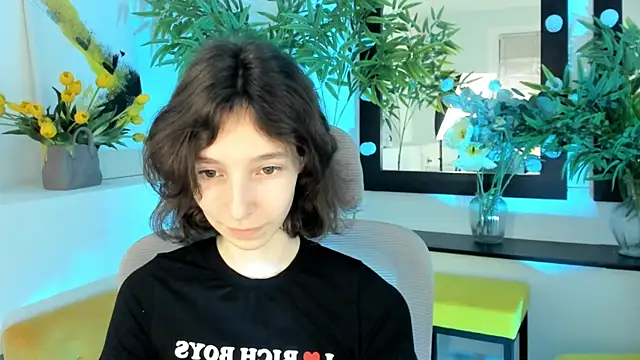 Snapshot of EmmanuellBrown chatting on November 12, 10:19 am EmmanuellBrown online show from November 12, 10:19 am