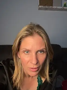 Snapshot of Lexi-Lux-X chatting on October 5, 1:07 am Lexi-Lux-X online show from October 5, 1:07 am