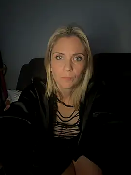Snapshot of Lexi-Lux-X chatting on October 23, 2:10 am Lexi-Lux-X online show from October 23, 2:10 am