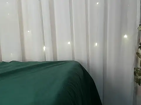 Snapshot of angelainparis28 chatting on December 4, 5:06 am angelainparis28 online show from December 4, 5:06 am