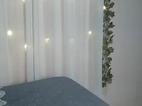 Snapshot of angelainparis28 chatting on November 15, 5:00 am angelainparis28 online show from November 15, 5:00 am