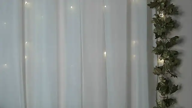 Snapshot of angelainparis28 chatting on October 6, 12:56 am angelainparis28 online show from October 6, 12:56 am