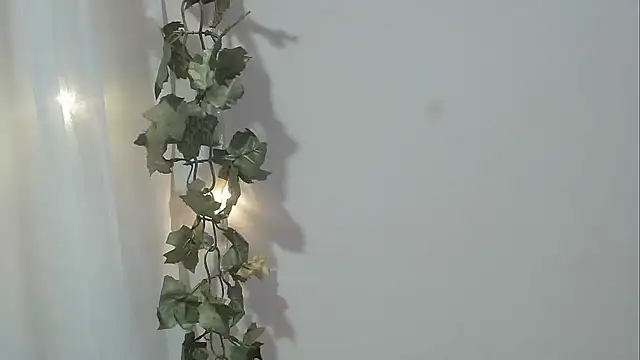 Snapshot of angelainparis28 chatting on November 13, 7:23 am angelainparis28 online show from November 13, 7:23 am