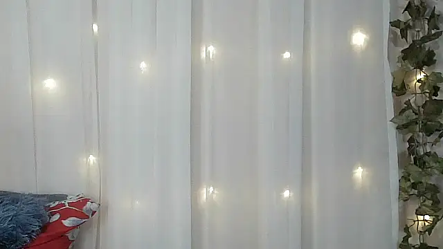 Snapshot of angelainparis28 chatting on November 25, 5:08 am angelainparis28 online show from November 25, 5:08 am