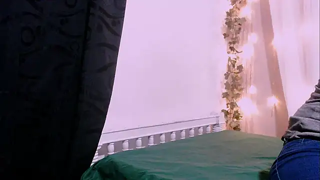 Snapshot of angelainparis28 chatting on December 18, 5:23 am angelainparis28 online show from December 18, 5:23 am