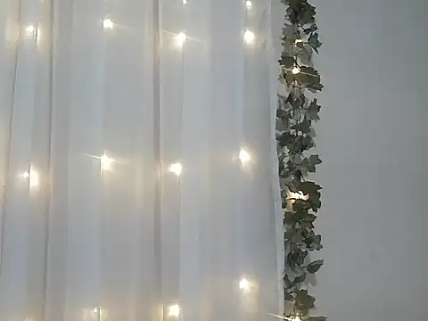 Snapshot of angelainparis28 chatting on November 21, 4:44 am angelainparis28 online show from November 21, 4:44 am