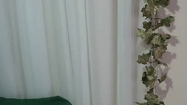 Snapshot of angelainparis28 chatting on October 4, 6:04 am angelainparis28 online show from October 4, 6:04 am