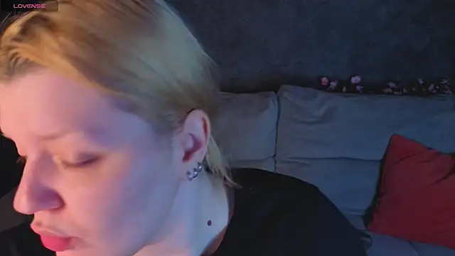 Michele Greenn online show from May 18, 1:06 am
