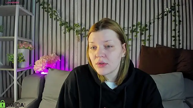 Michele Greenn online show from February 14, 1:06 am