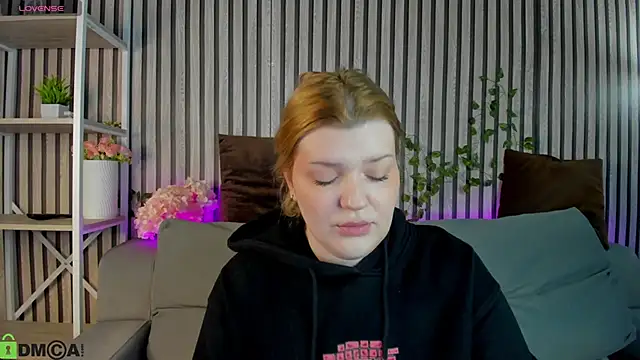 Michele Greenn online show from March 16, 1:02 am