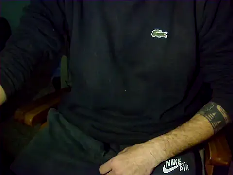Snapshot of CesarLeyess chatting on July 8, 12:24 am CesarLeyess online show from July 8, 12:24 am