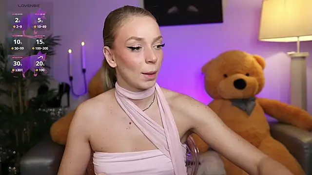 Snapshot of NovaHollisx chatting on December 4, 5:28 am NovaHollisx online show from December 4, 5:28 am