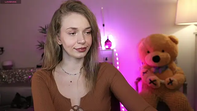 NovaHollisx online show from April 22, 4:30 am