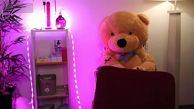 NovaHollisx online show from April 7, 3:52 am