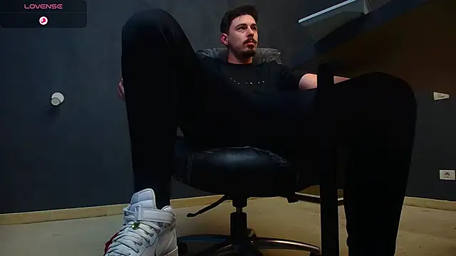 Snapshot of EnzoRace chatting on October 31, 6:43 am EnzoRace online show from October 31, 6:43 am