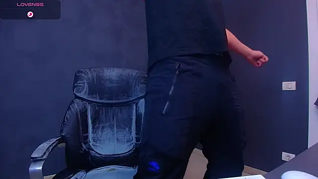 Snapshot of EnzoRace chatting on November 30, 5:52 am EnzoRace online show from November 30, 5:52 am