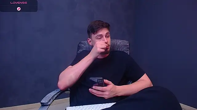 Snapshot of EnzoRace chatting on December 15, 9:04 am EnzoRace online show from December 15, 9:04 am