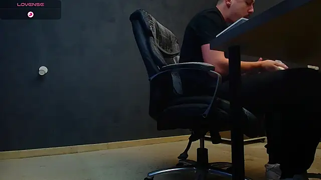 Snapshot of EnzoRace chatting on October 22, 4:45 am EnzoRace online show from October 22, 4:45 am