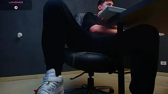 Snapshot of EnzoRace chatting on November 2, 6:40 am EnzoRace online show from November 2, 6:40 am