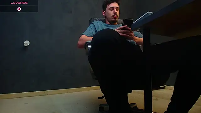 Snapshot of EnzoRace chatting on October 28, 5:50 am EnzoRace online show from October 28, 5:50 am