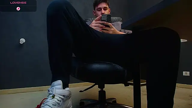 Snapshot of EnzoRace chatting on October 30, 6:23 am EnzoRace online show from October 30, 6:23 am