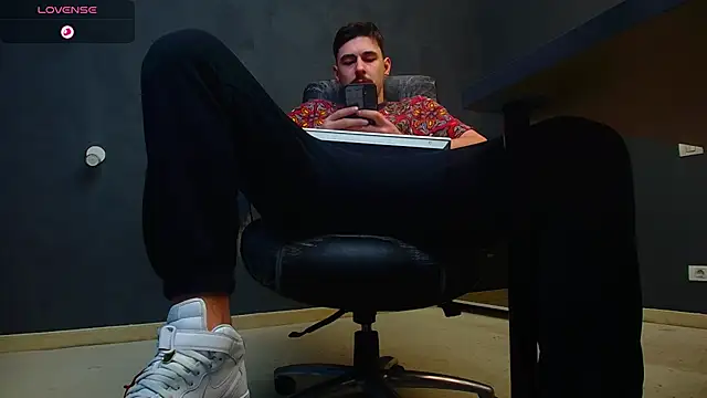 Snapshot of EnzoRace chatting on October 23, 4:55 am EnzoRace online show from October 23, 4:55 am