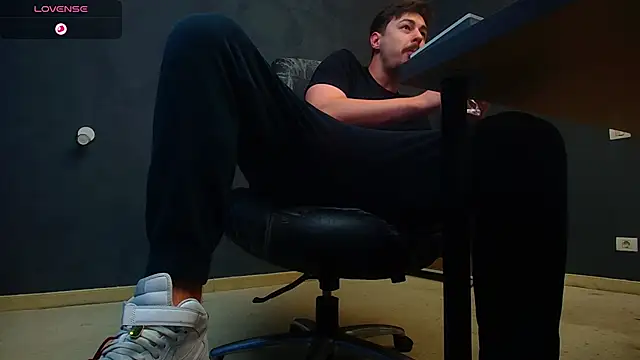 Snapshot of EnzoRace chatting on November 5, 6:05 am EnzoRace online show from November 5, 6:05 am