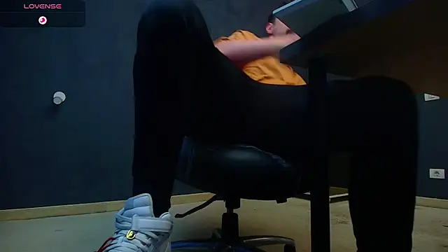 Snapshot of EnzoRace chatting on November 6, 6:06 am EnzoRace online show from November 6, 6:06 am