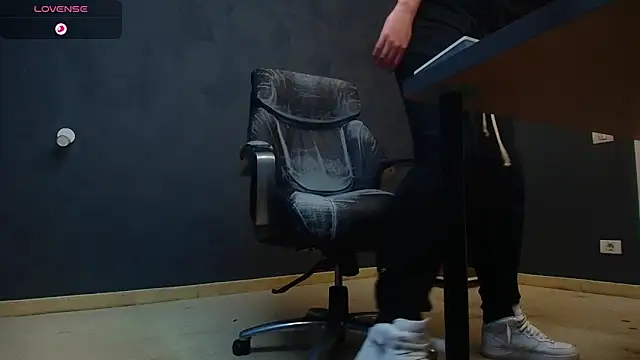 Snapshot of EnzoRace chatting on October 29, 5:50 am EnzoRace online show from October 29, 5:50 am