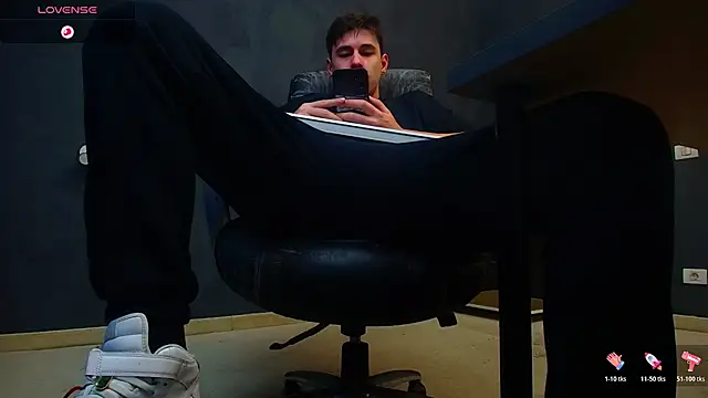 Snapshot of EnzoRace chatting on November 7, 6:07 am EnzoRace online show from November 7, 6:07 am