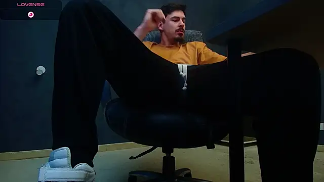 Snapshot of EnzoRace chatting on November 9, 7:23 am EnzoRace online show from November 9, 7:23 am