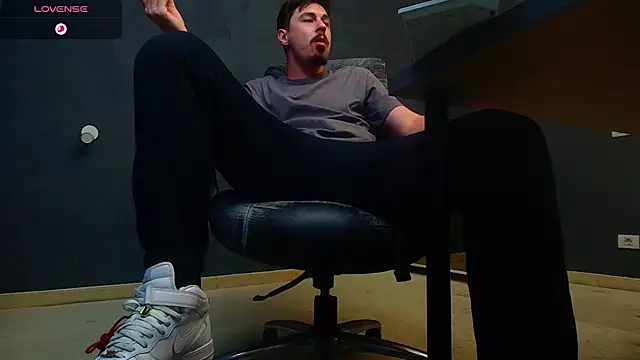 Snapshot of EnzoRace chatting on November 4, 5:55 am EnzoRace online show from November 4, 5:55 am