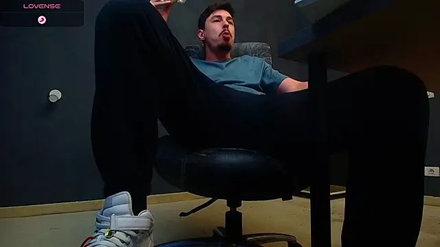 Snapshot of EnzoRace chatting on November 8, 5:55 am EnzoRace online show from November 8, 5:55 am