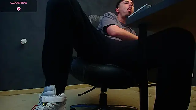 Snapshot of EnzoRace chatting on November 13, 5:33 am EnzoRace online show from November 13, 5:33 am