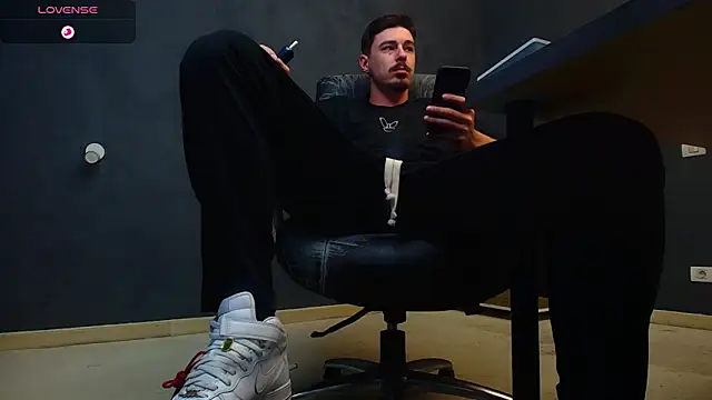 Snapshot of EnzoRace chatting on October 27, 5:52 am EnzoRace online show from October 27, 5:52 am