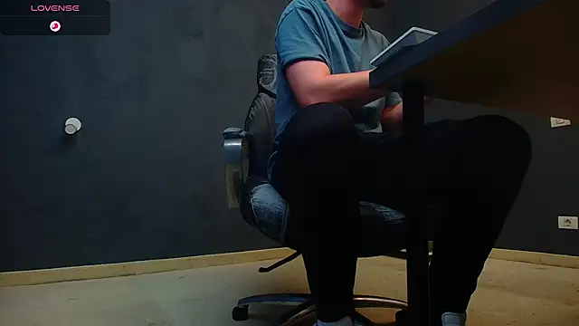 Snapshot of EnzoRace chatting on November 1, 5:57 am EnzoRace online show from November 1, 5:57 am