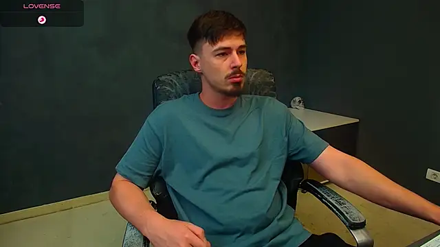 Snapshot of EnzoRace chatting on November 15, 5:44 am EnzoRace online show from November 15, 5:44 am