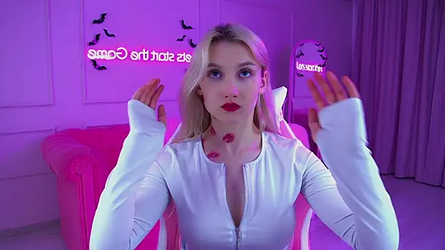 StacyEvances online show from October 25, 6:19 pm