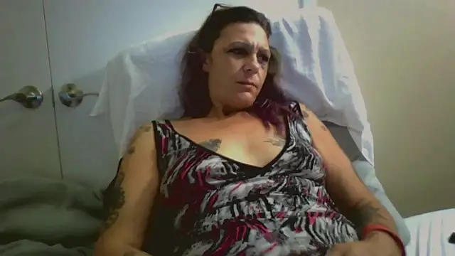 Snapshot of SparklesB1tch chatting on September 10, 6:07 pm SparklesB1tch online show from September 10, 6:07 pm