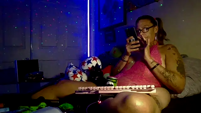 Snapshot of SparklesB1tch chatting on November 10, 12:43 pm SparklesB1tch online show from November 10, 12:43 pm