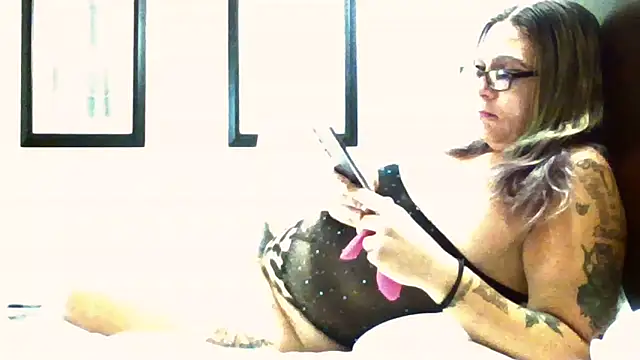 Snapshot of SparklesB1tch chatting on October 13, 5:25 pm SparklesB1tch online show from October 13, 5:25 pm