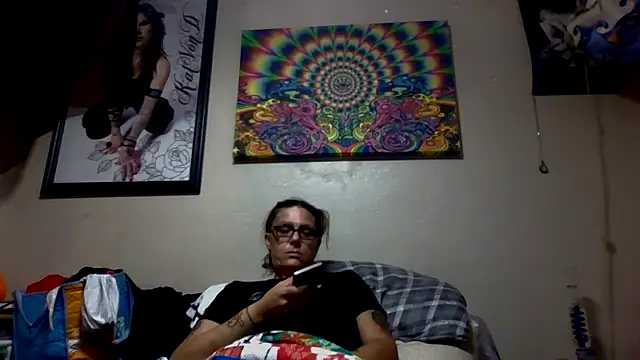 Snapshot of SparklesB1tch chatting on October 13, 12:56 am SparklesB1tch online show from October 13, 12:56 am