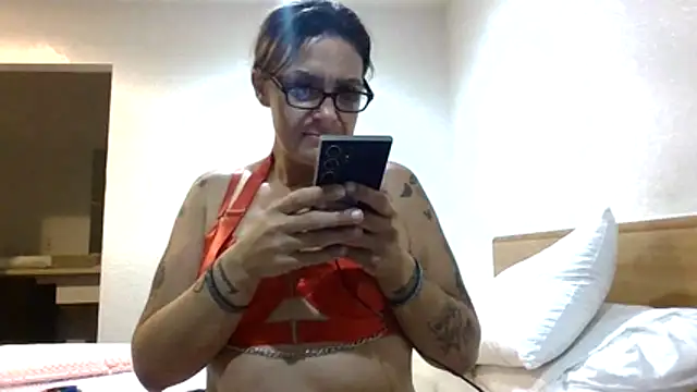 Snapshot of SparklesB1tch chatting on November 8, 1:03 pm SparklesB1tch online show from November 8, 1:03 pm